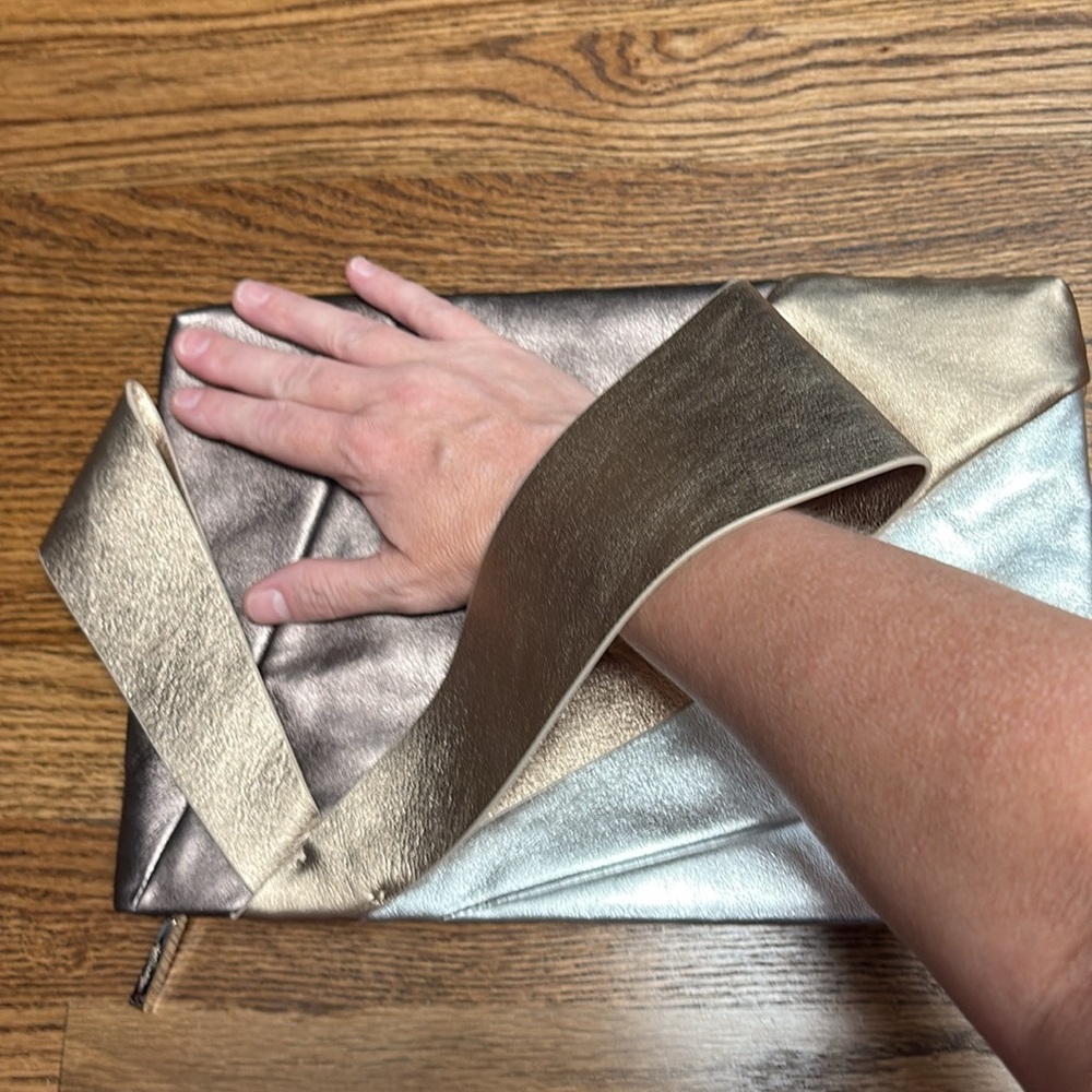 Large Metallic Bow Clutch - Picture 6 of 6